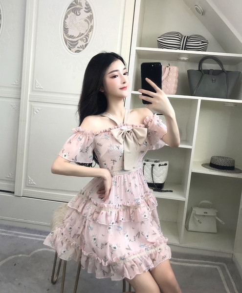 Modern női ruha csupasz vállakkal, virágmintával