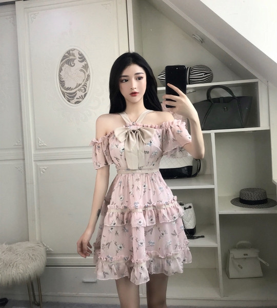 Modern női ruha csupasz vállakkal, virágmintával