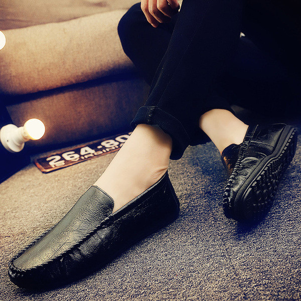 Öko bőrből készült modern férfi mokaszinok barna és fekete színben