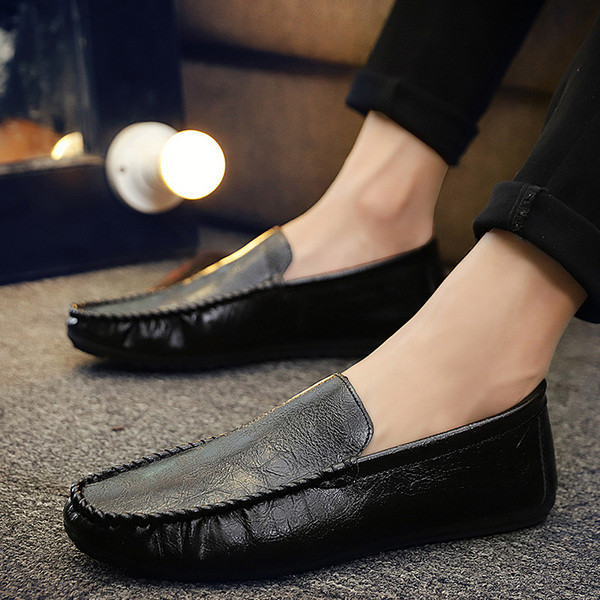 Öko bőrből készült modern férfi mokaszinok barna és fekete színben