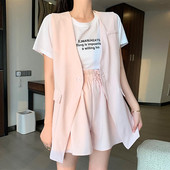 Modern női szett, mely egy mellényt és egy rózsaszín rövidnadrágot tartalmaz