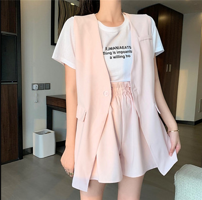 Modern női szett, mely egy mellényt és egy rózsaszín rövidnadrágot tartalmaz