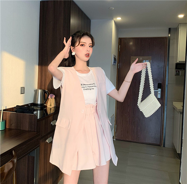 Modern női szett, mely egy mellényt és egy rózsaszín rövidnadrágot tartalmaz