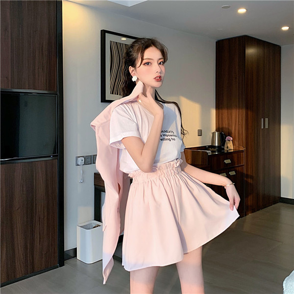 Modern női szett, mely egy mellényt és egy rózsaszín rövidnadrágot tartalmaz