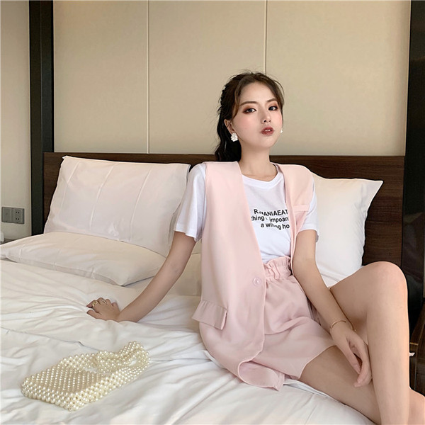 Modern női szett, mely egy mellényt és egy rózsaszín rövidnadrágot tartalmaz