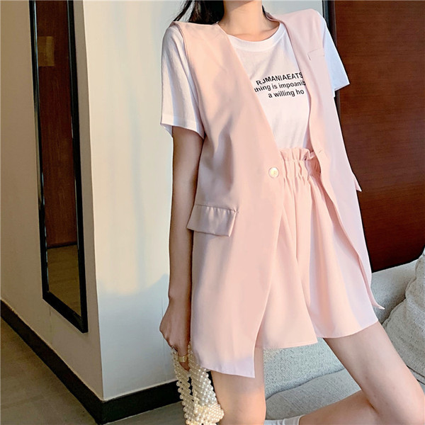 Modern női szett, mely egy mellényt és egy rózsaszín rövidnadrágot tartalmaz