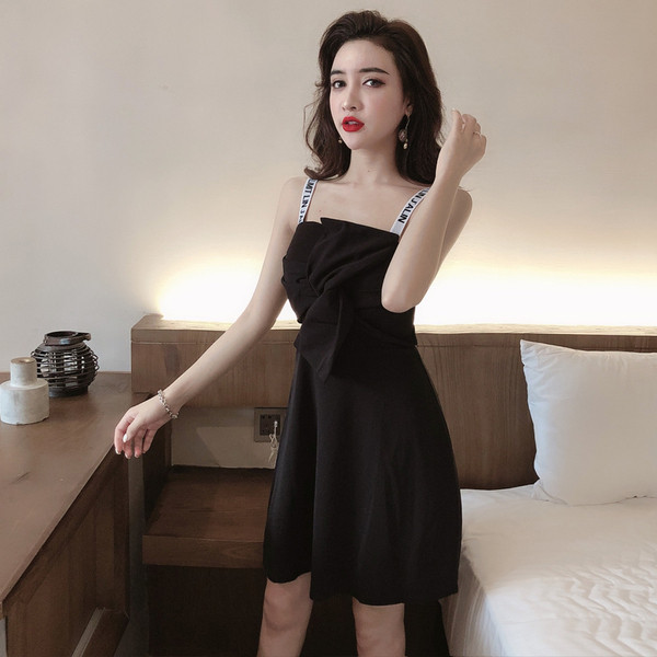 Stílusos női ruha fekete, fehér és piros színben