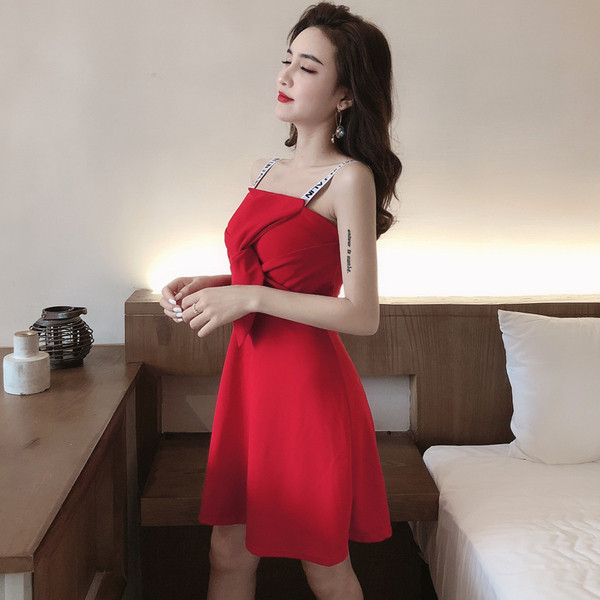 Stílusos női ruha fekete, fehér és piros színben