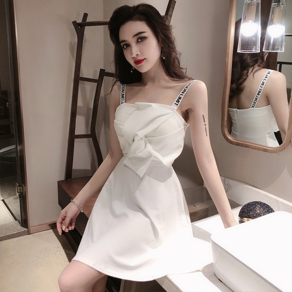 Stílusos női ruha fekete, fehér és piros színben