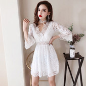 Női csipkeruha V-nyakkal, fekete-fehér színben