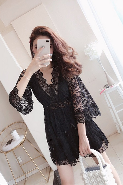 Női csipkeruha V-nyakkal, fekete-fehér színben