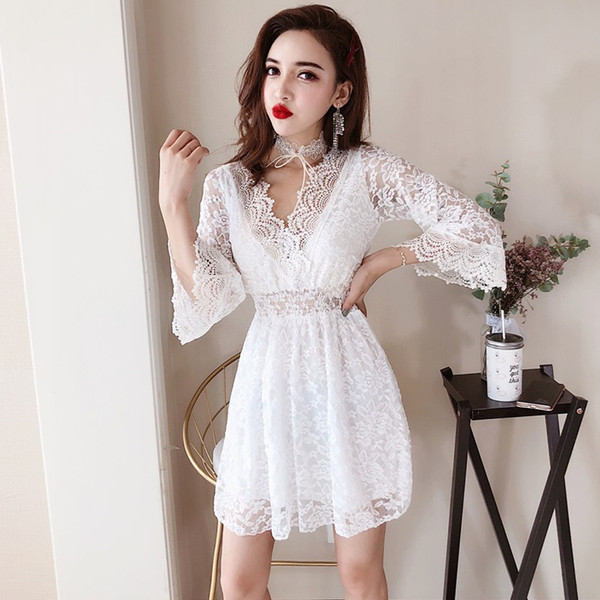 Női csipkeruha V-nyakkal, fekete-fehér színben