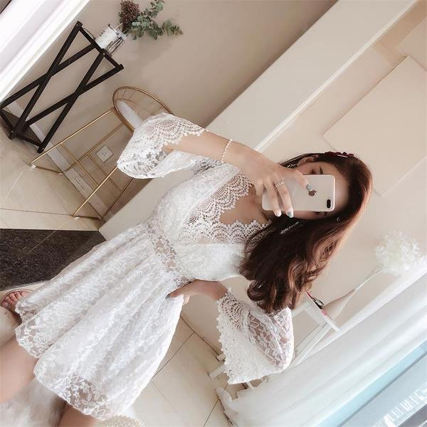 Női csipkeruha V-nyakkal, fekete-fehér színben