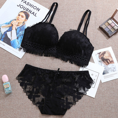 Stílusos kétrészes fehérnemű fekete, kék és sárga csipkével