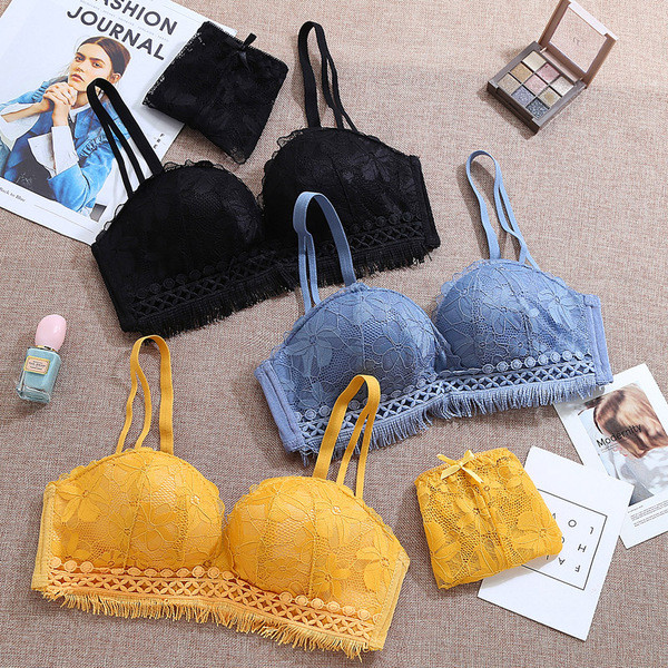 Stílusos kétrészes fehérnemű fekete, kék és sárga csipkével