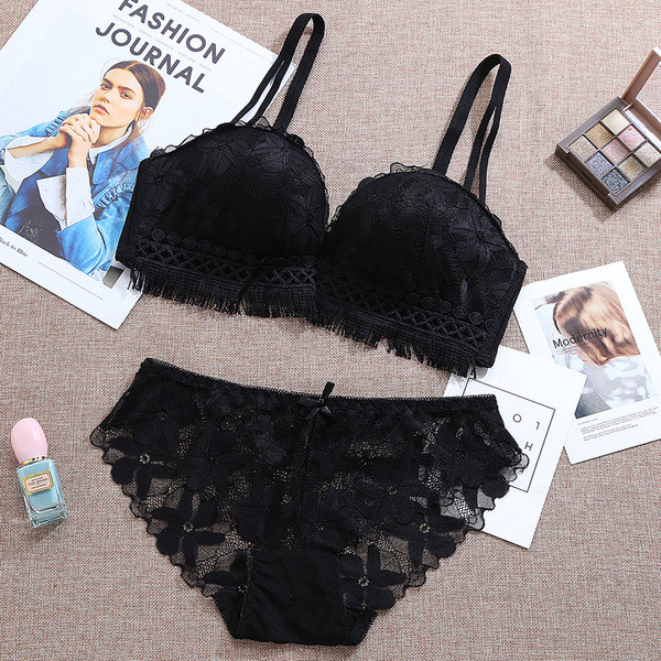 Stílusos kétrészes fehérnemű fekete, kék és sárga csipkével