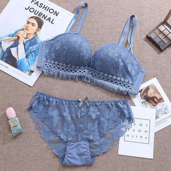 Stílusos kétrészes fehérnemű fekete, kék és sárga csipkével