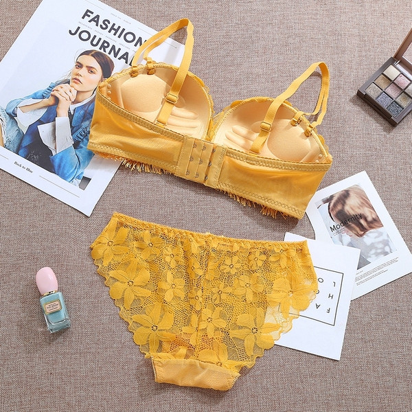 Stílusos kétrészes fehérnemű fekete, kék és sárga csipkével