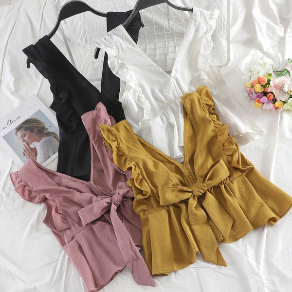 Stílusos női felső V-nyakkal és szalaggal