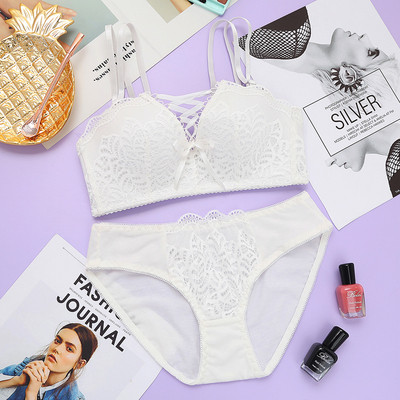 Lenjerie intimă din două piese, cu dantelă și legături încrucișate în mai multe culori