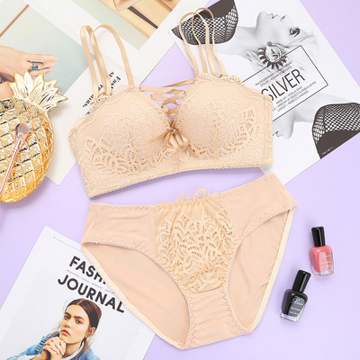 Lenjerie intimă din două piese, cu dantelă și legături încrucișate în mai multe culori