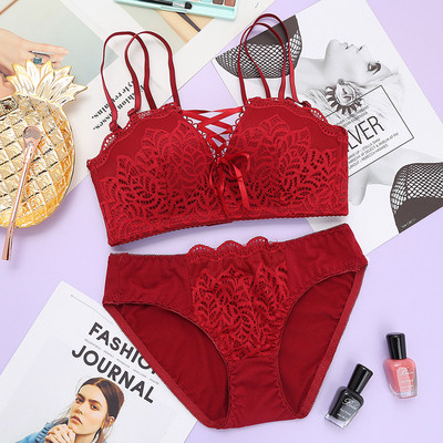 Lenjerie intimă din două piese, cu dantelă și legături încrucișate în mai multe culori