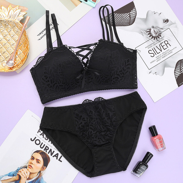 Lenjerie intimă din două piese, cu dantelă și legături încrucișate în mai multe culori