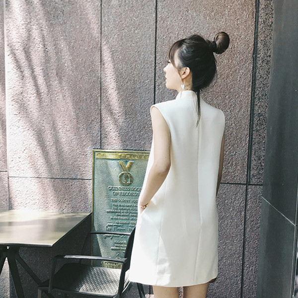 Modern női ruha széles modell magas gallérral fehér színben