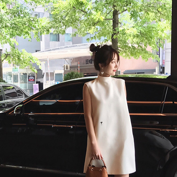 Modern női ruha széles modell magas gallérral fehér színben