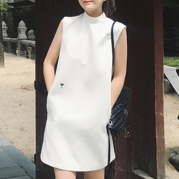 Modern női ruha széles modell magas gallérral fehér színben