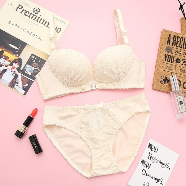 Kétrészes fehérnemű szett csipkével több színben