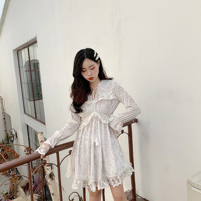 Modern női bársonyruha rózsaszín csipkével