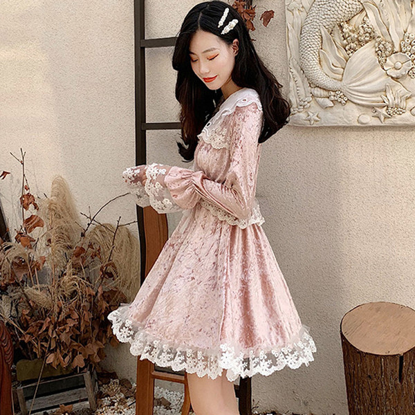 Modern női bársonyruha rózsaszín csipkével