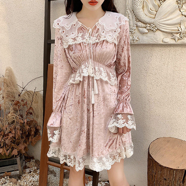 Modern női bársonyruha rózsaszín csipkével