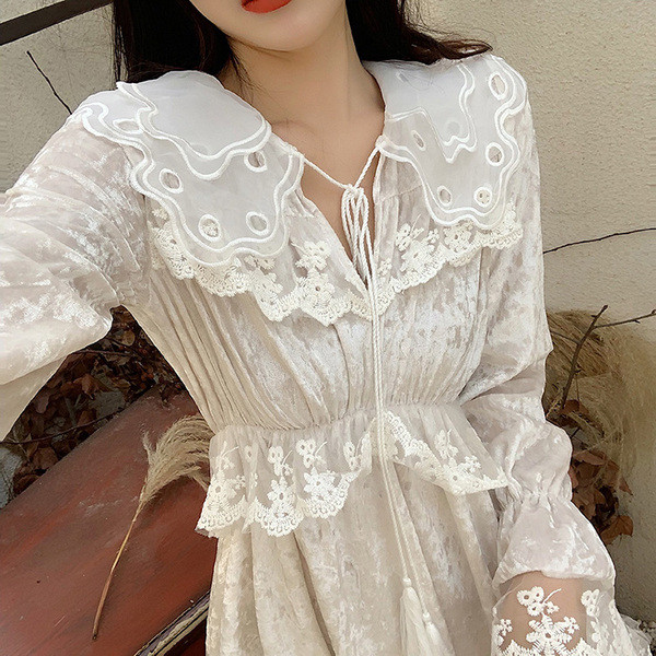 Modern női bársonyruha rózsaszín csipkével