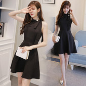 Stílusos, fekete szabású női ruha modell