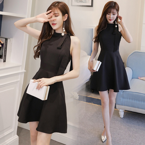 Stílusos, fekete szabású női ruha modell