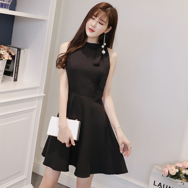 Stílusos, fekete szabású női ruha modell