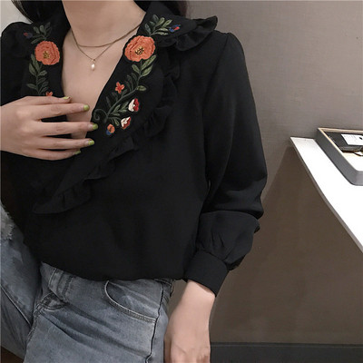 Стилна дамска риза с дълбоко V-образно деколте и цветна бродерия 