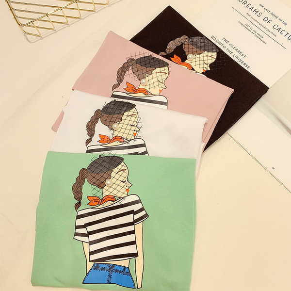 Több színben rátéttel ellátott női póló