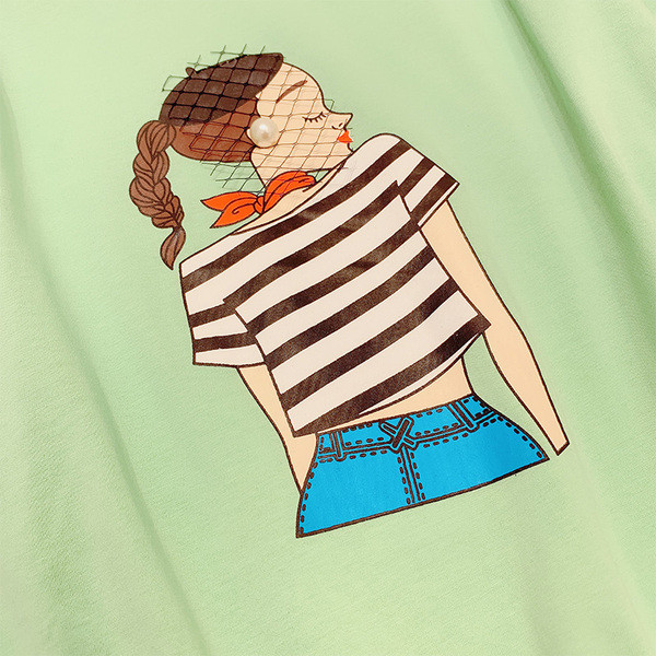 Több színben rátéttel ellátott női póló