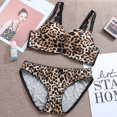 Korszerű, két részből álló női fehérnemű szett elöl rögzítéssel, leopárd mintával