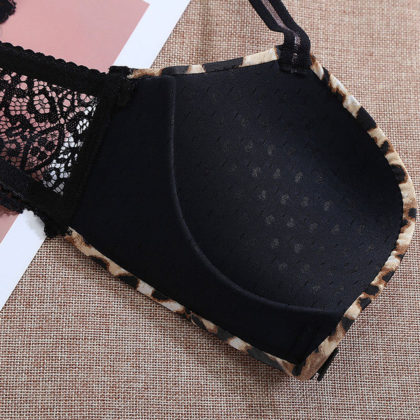 Korszerű, két részből álló női fehérnemű szett elöl rögzítéssel, leopárd mintával