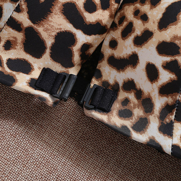 Korszerű, két részből álló női fehérnemű szett elöl rögzítéssel, leopárd mintával