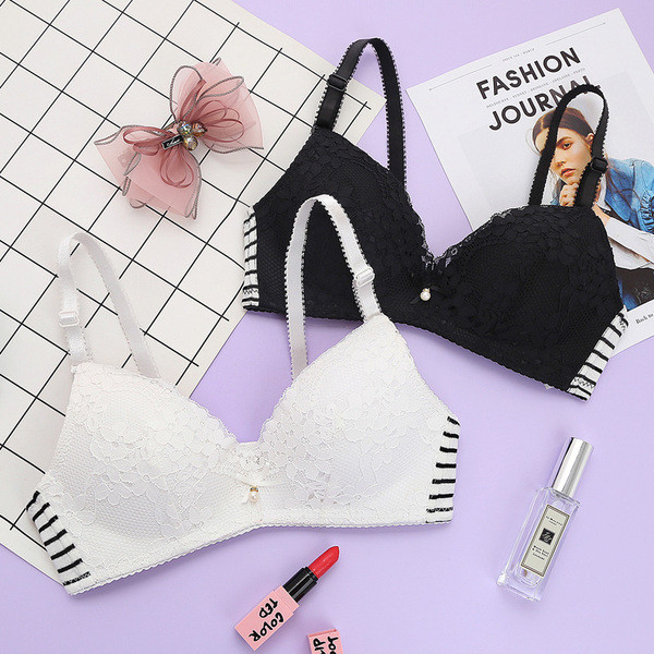 Intim, kétrészes fehérnemű fekete-fehér csipkével