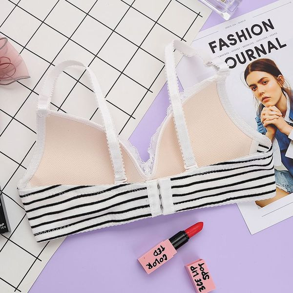 Intim, kétrészes fehérnemű fekete-fehér csipkével