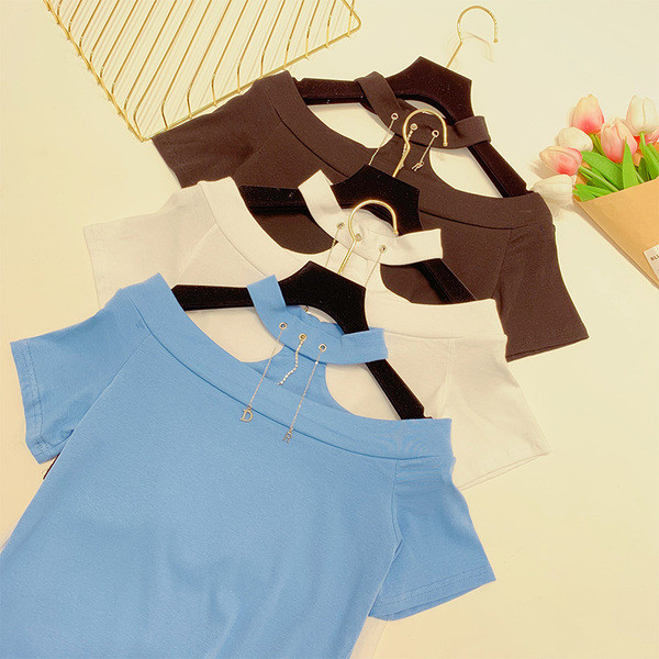 Rövid ujjú női blúz láncelemmel, három színben