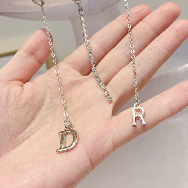 Rövid ujjú női blúz láncelemmel, három színben