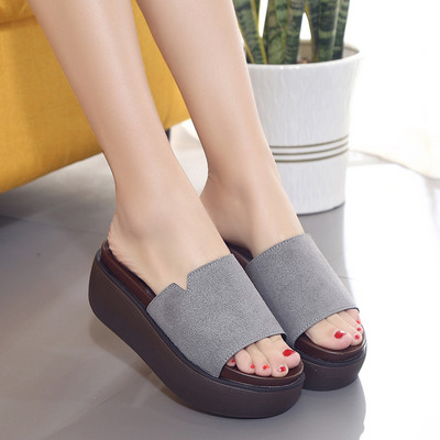 Μοντέρνες γυναικείες παντόφλες σε διάφορα χρώματα