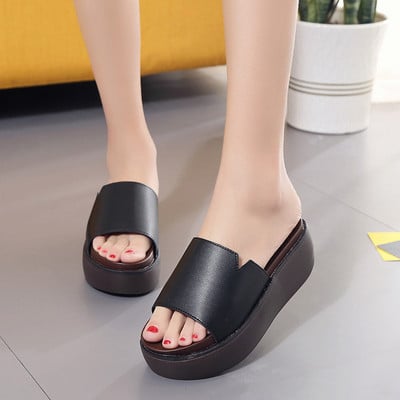 Μοντέρνες γυναικείες παντόφλες σε διάφορα χρώματα